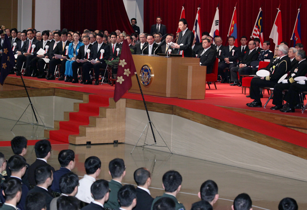 防衛大学校卒業式で訓示する鳩山総理の写真３