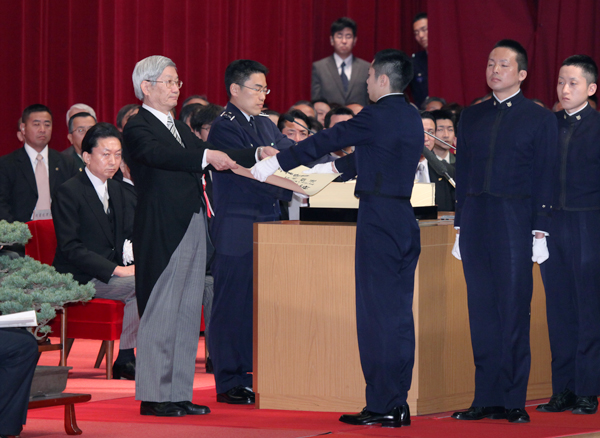 防衛大学校卒業式に出席する鳩山総理の写真