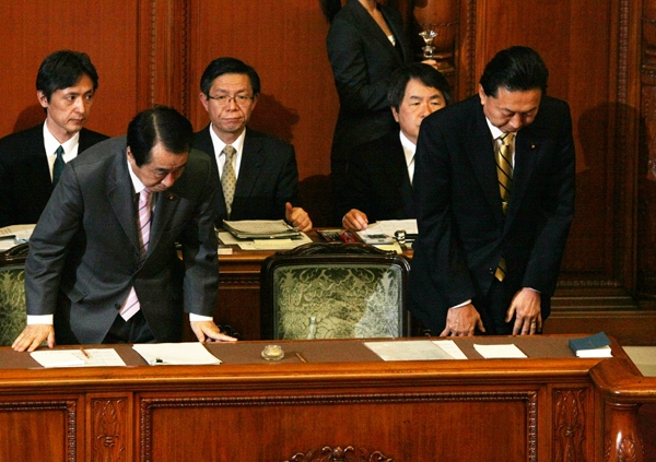 平成２２年度予算が成立し一礼する鳩山総理の写真