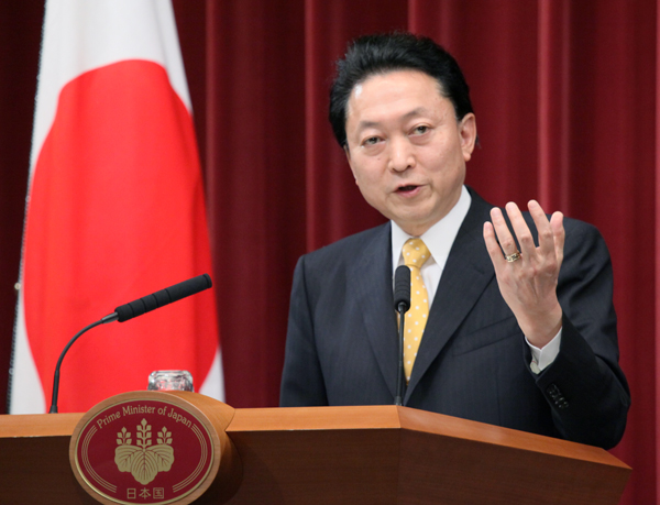 記者会見を行う鳩山総理の写真１