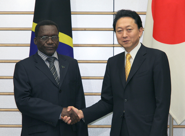 ピンダ首相と握手する鳩山総理の写真