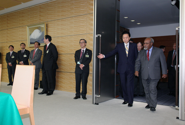 首脳会談に臨む両首脳の写真1