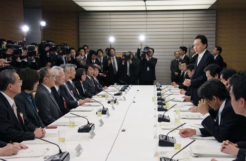 知的財産戦略本部であいさつする鳩山総理の写真2