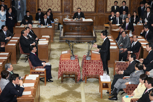 国家基本政策委員会合同審査会(党首討論)に臨む鳩山総理の写真1