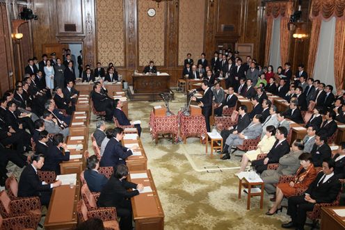 国家基本政策委員会合同審査会（党首討論）に臨む鳩山総理の写真４