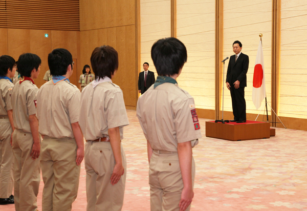 富士章受章スカウト代表の表敬であいさつする鳩山総理の写真