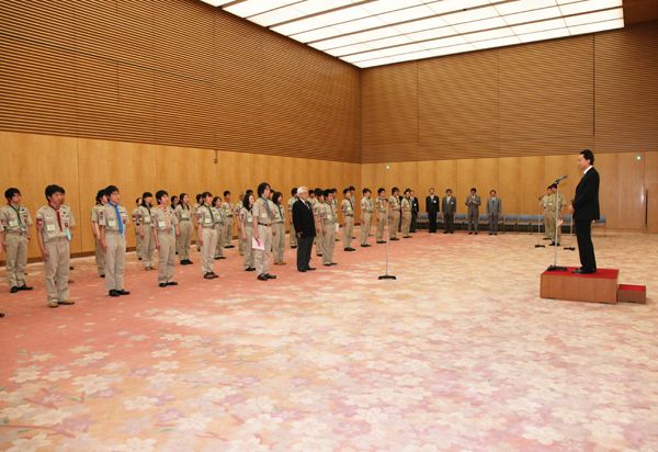 富士章受章スカウト代表の表敬であいさつする鳩山総理の写真2