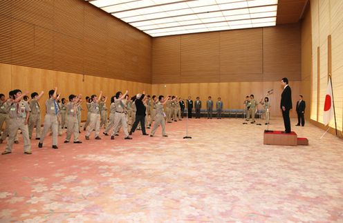 スカウト祝声「弥栄(いやさか)」を送られる鳩山総理の写真