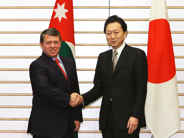 首相と握手する鳩山総理の写真