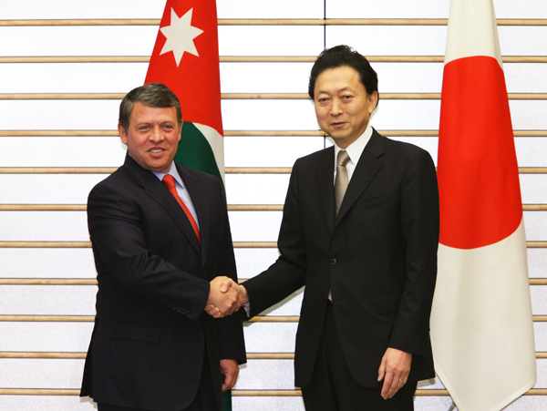 首相と握手する鳩山総理の写真