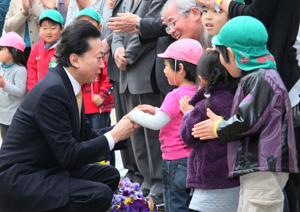 園児たちの出迎えを受ける鳩山総理の写真