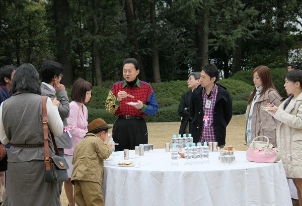 リアル鳩カフェ参加者の方々とバーベキューを楽しむ鳩山総理の写真１