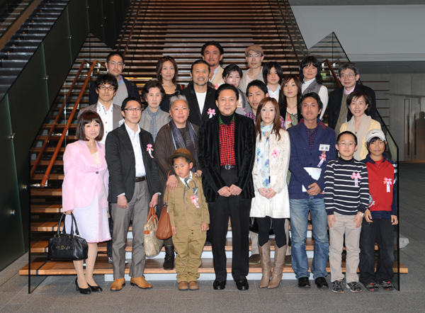 リアル鳩カフェ参加者の方々と記念撮影を撮る鳩山総理の写真