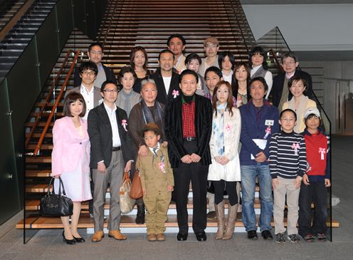 リアル鳩カフェ参加者の方々と記念撮影を撮る鳩山総理の写真