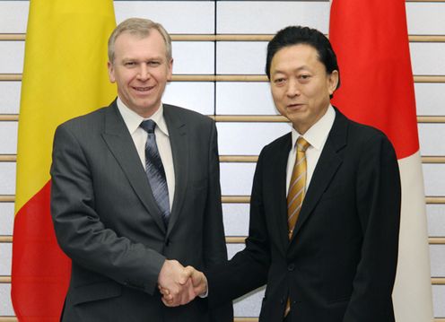イヴ・レテルメ首相と握手する鳩山総理の写真１