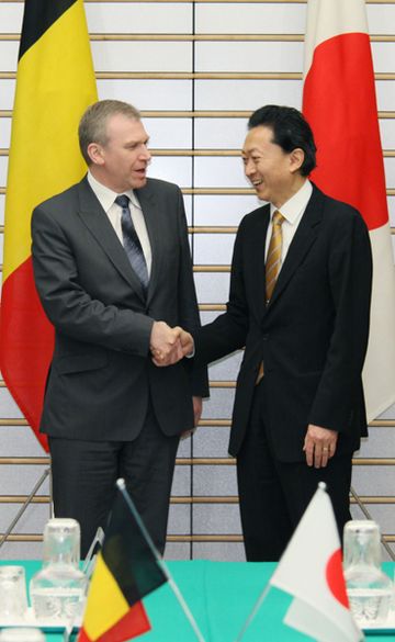 イヴ・レテルメ首相と握手する鳩山総理の写真２