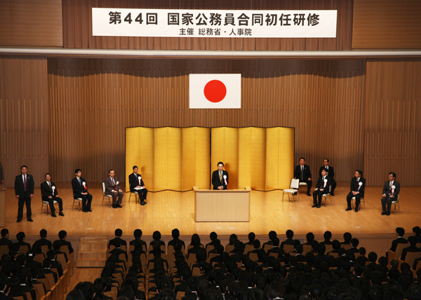 開講式で訓示する鳩山総理の写真1