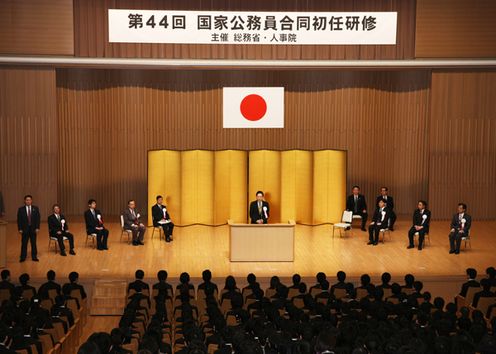 開講式で訓示する鳩山総理の写真1