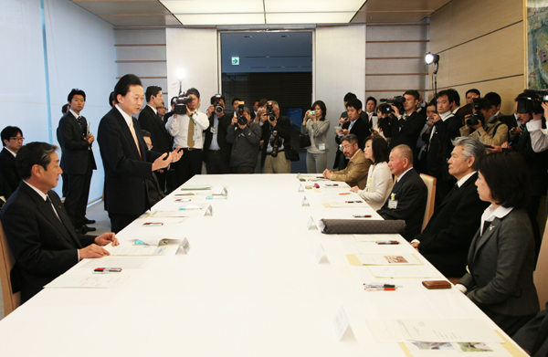 会議であいさつする鳩山総理の写真１
