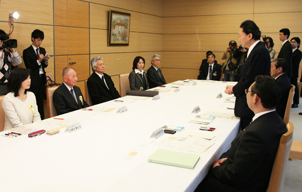 会議であいさつする鳩山総理の写真２