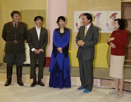 旧体育館を利用した稽古場を視察する鳩山総理の写真1