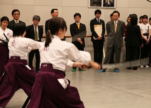 アクション・殺陣講座を視察する鳩山総理の写真1