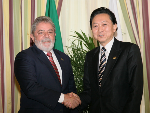 ブラジル連邦共和国のルーラ大統領と握手する鳩山総理の写真