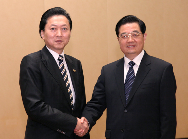 中華人民共和国の胡錦濤国家主席と握手する鳩山総理の写真