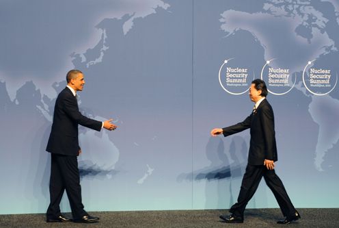 オバマ大統領の出迎えを受ける鳩山総理の写真１