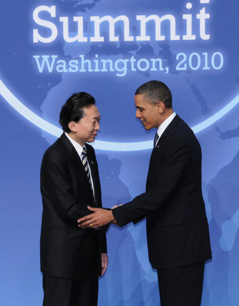 オバマ大統領の出迎えを受ける鳩山総理の写真２