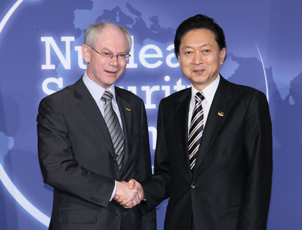 ファン・ロンパイ欧州理事会議長と握手する鳩山総理の写真