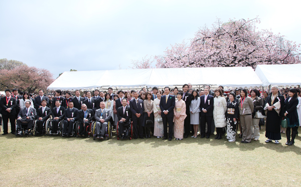 招待者たちと記念写真を撮る鳩山総理の写真２
