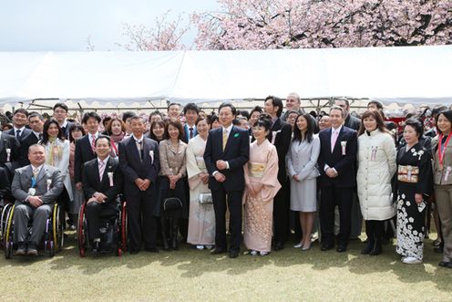 招待者たちと記念写真を撮る鳩山総理の写真１