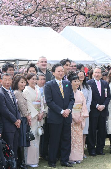 招待者たちと記念写真を撮る鳩山総理の写真３
