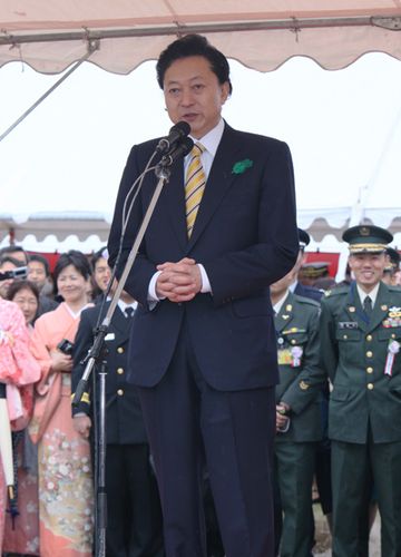 招待者へ挨拶をする鳩山総理の写真