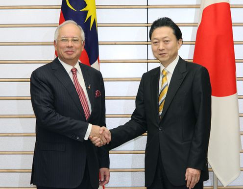ナジブ・マレーシア首相と握手する鳩山総理の写真