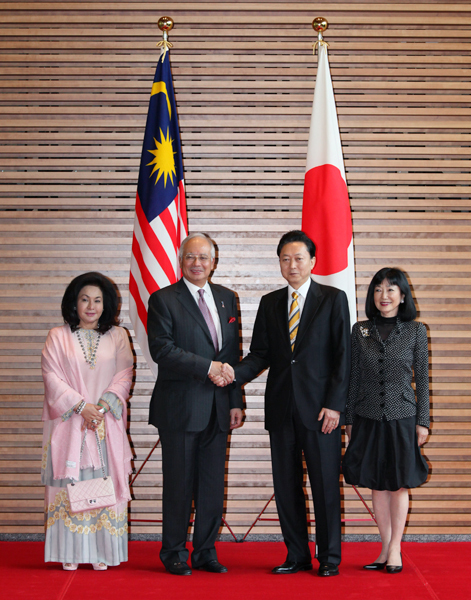 ナジブ・マレーシア首相夫妻を出迎える鳩山総理夫妻の写真