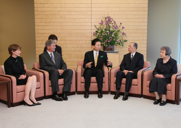日本国際賞受賞者の表敬を受ける鳩山総理の写真２