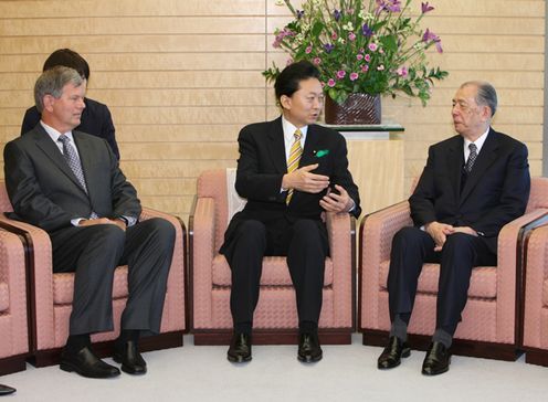 日本国際賞受賞者の表敬を受ける鳩山総理の写真１