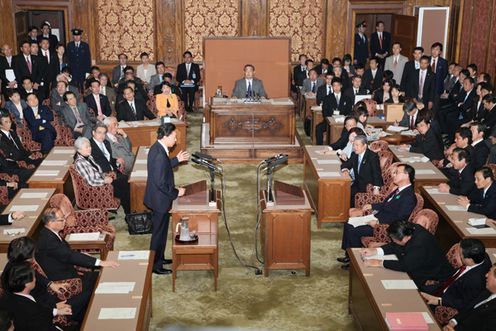 国家基本政策委員会合同審査会(党首討論)に臨む鳩山総理の写真1