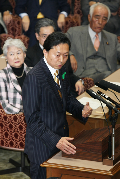 国家基本政策委員会合同審査会（党首討論）に臨む鳩山総理の写真２