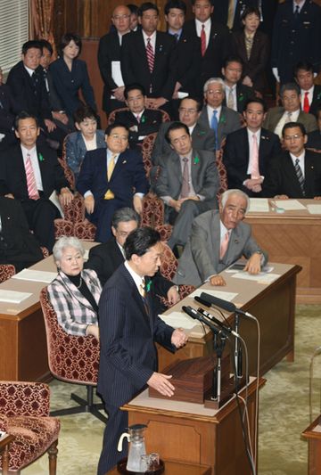 国家基本政策委員会合同審査会（党首討論）に臨む鳩山総理の写真３