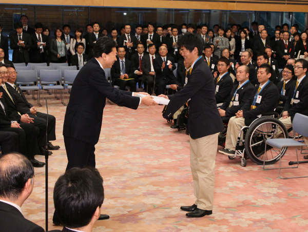 新田選手に記念品を贈呈する鳩山総理の写真