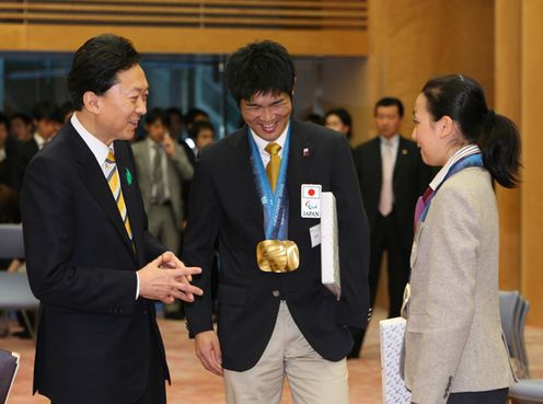 式典後選手と歓談する鳩山総理の写真