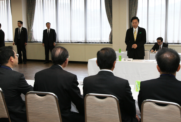 JA甘楽富岡で意見交換する鳩山総理の写真