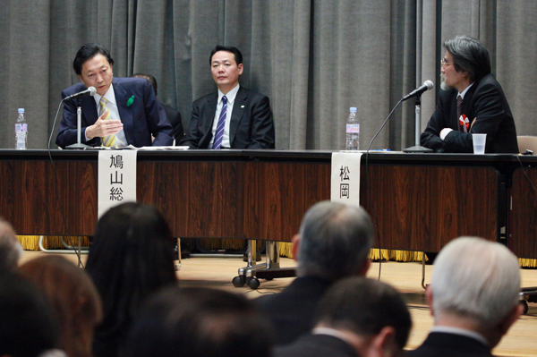 フォーラムでスピーチする鳩山総理の写真３