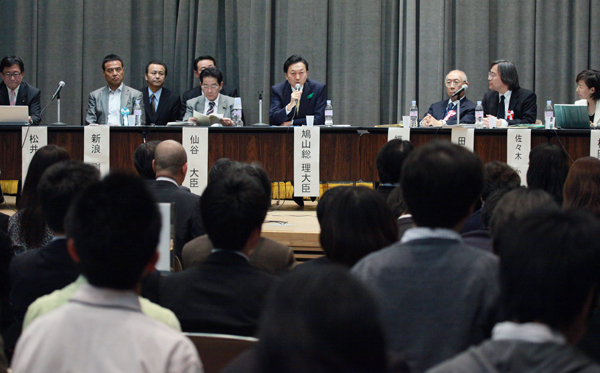 パネルディスカッションに臨む鳩山総理の写真1