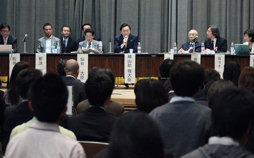 パネルディスカッションに臨む鳩山総理の写真1