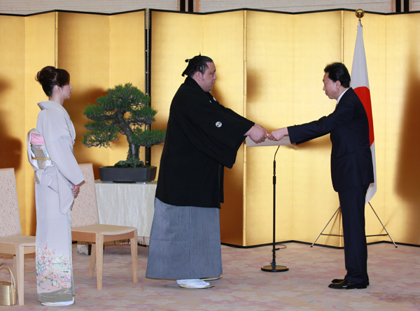 顕彰状を授与する鳩山総理の写真１