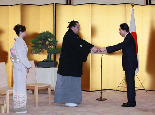 顕彰状を授与する鳩山総理の写真１
